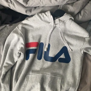 Fila hoodie strl XS  - Den är i bra skick och har inte använts mycket.