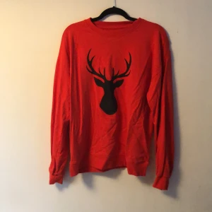 Jultröja - Röd ”jultröja” från lager 157 använd ca 1-2 gånger. Skickar gärna men köparen betalar frakt 