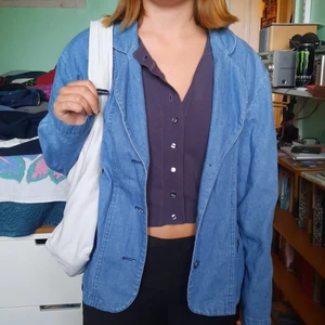 kavaj - Original 80-tals jeans kavaj/jacka från Lindex, originalpris 150kr. Storlek S men är ganska stor, så skulle säga M snarare, visad på en S. Ganska breda axlar. Är snygg både för sig själv och med plagg under!