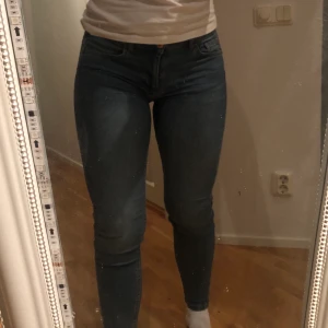 Blåa stretchiga Jeans - Säljer dessa eftersom att jag har flera blåa jeans redan. Det är ett stretchigt material och byxorna sitter snyggt hela vägen