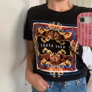 T-shirt med tryck från Gina Tricot, strl S - Svart t-shirt med tryck ”make sense” från Gina Tricot i storlek S. Använd få gånger därför i bra skick. Köparen står för frakten