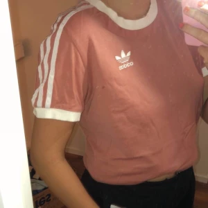 Adidas tröja från JD sports - En as ball adidas t-shirt som jag köpte på JD sports för 1/2 år sen. Har inte kommit till användning då jag inte riktigt känner att de är min stil! Inga defekter på.💕 köparen står för frakt 📦 om flera äta intresserade blir de att buda