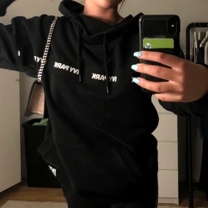 IVY PARK Hoodie (Beyonces märke💰🤭) - As snygg, as stor o as mysig. Värd alla pengar. Sen ett plus i kanten e ju det faktum att det är Beyonces egna märke, IVY PARK!! Amen visst, den väntar på dig.. 600kr nypris, och knappt använd
