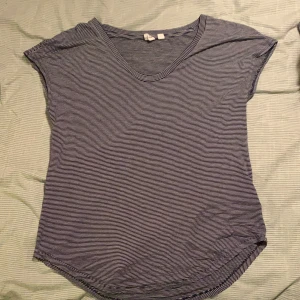 Basic t-shirt - Basic blå/vitrandig t-shirt från GAP. Storlek XS men skulle säga att den mer är som en S!! 