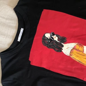 Zara T-shirt - T-shirt från Zara med coolt tryck! Aldrig använd! Passar perfekt för mig som är strl M! Hör gärna av dig om du är intresserad! Budgivning om fler är intresserade! 