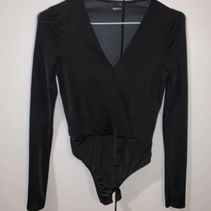 Gina Tricot body, strl xs - Bra skick, använd fåtal gånger. Säljes på grund av för liten för mig! Ganska tajt i armarna för mig, annars normal passform. 50:- eller högsta bud. Köparen står för frakt!