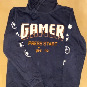 Gamer huvtröja - Tjocktröja med halv huva i stl 158/164, knappt använd. Kommer från djur- och rökfritt hem. Frakt tillkommer!