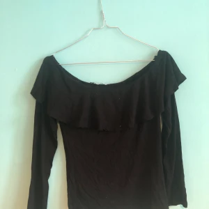 Off shoulder trikå tröja svart med volang S - I mycket gott skick! Från Gina Tricot. 