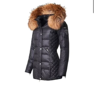 Rock and blue jacka, storlek Xs - säljer min rock and blue som jag använt förra vintern men nu har den tyvärr blivit för liten, jackan är samma som på bilderna förutom att pälsen inte är äkta, det är faux due päls. Skicket på jackan är som en ny jacka, Passar dig som har storlek xs och s