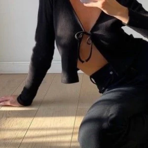 Monki kofta med knyt - Hel ny med lapp, populär kofta i bomull från monki med knyt fram. 