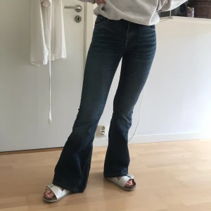 Bootcutjeans 💙 - Super fina bootcutjeans från crocker! Så fin 90-tal-stuk på dem! 💙 är 166 cm lång!