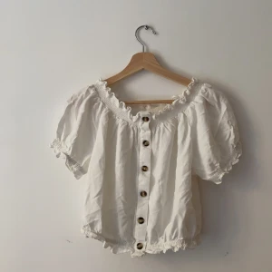 Vit sommarblus strl 38 - Romantisk krämvit blus från HM köpt för ett år sedan men kommer ej till användning tillräckligt ofta. Kan bäras off-shoulder och on-shoulder🤍