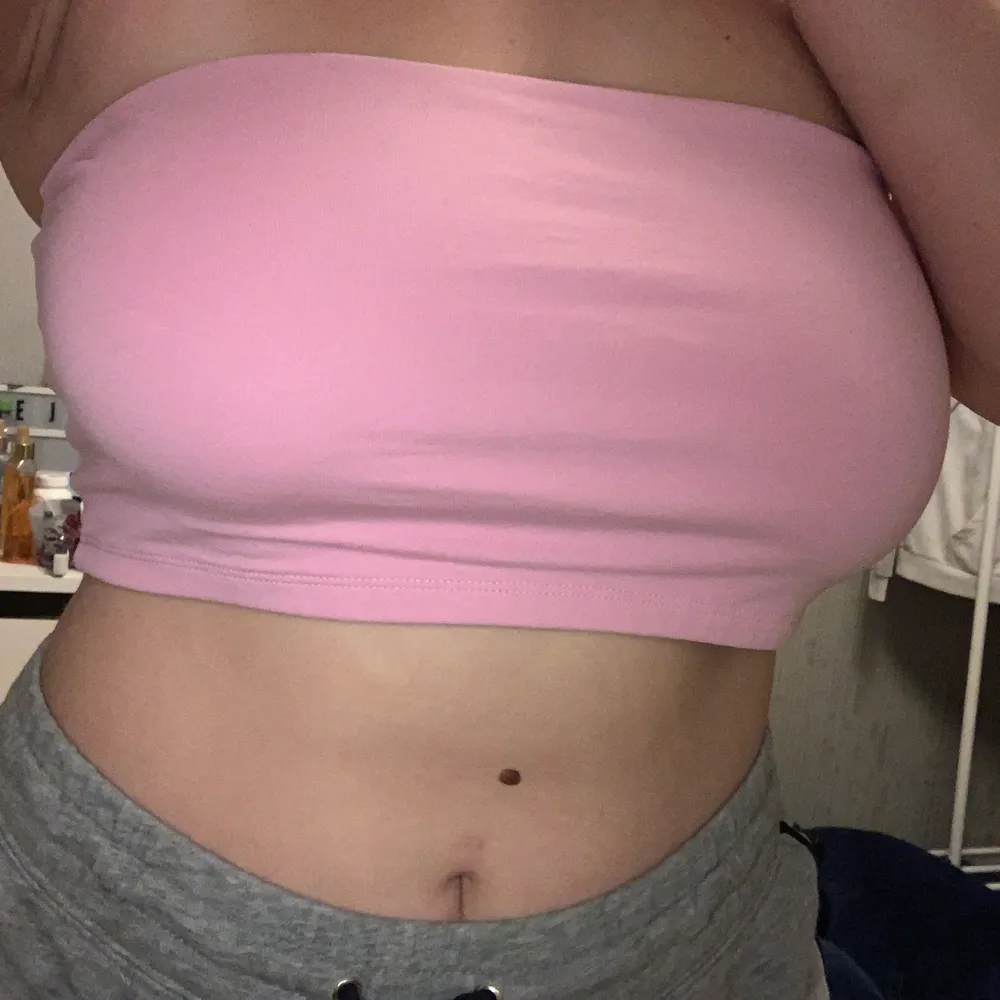 Croptop som är för liten för mig, knappt använd. Storlek L men passar bättre på en S/M. Toppar.