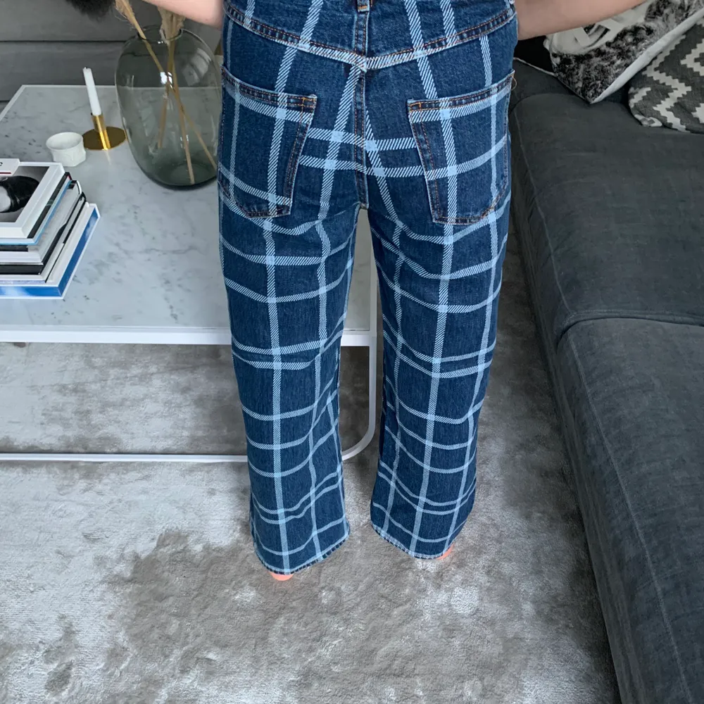 Så häftiga och snygga jeans! Bra passform och snygg model. Unika och coola, i nyskick! 💫 storlek 24, men skulle säga att de passar en liten xs-M beroende på hur man vill att de ska sitta! Köpta på Monki för 500kr🥰. Farkut & Housut.