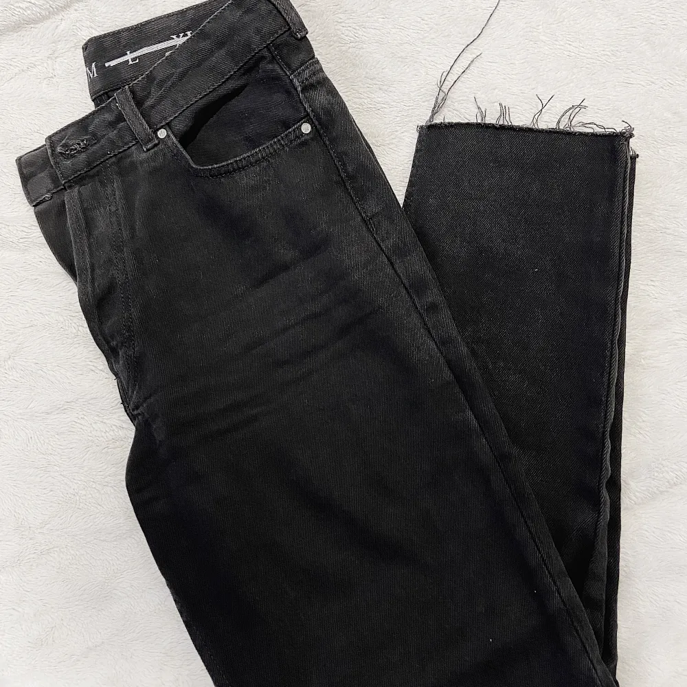 Svarta mom-jeans från bikbok avklippta nertill. Strl M sparsamt använda . Jeans & Byxor.