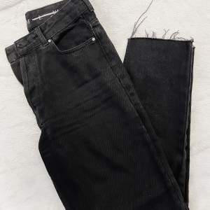 Svarta mom-jeans från bikbok avklippta nertill. Strl M sparsamt använda 
