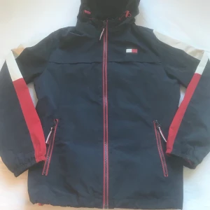  Tommy Hilfiger windbraker - Andvänd fåtal gånger, bra skick. XS, S. Passar bra till hösten. Nypris 1200 säljer för 499kr