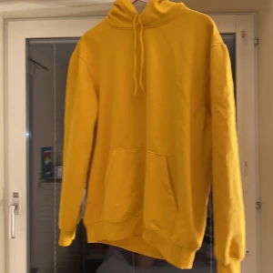 Hoodie - Basic gul hoodie (Man)