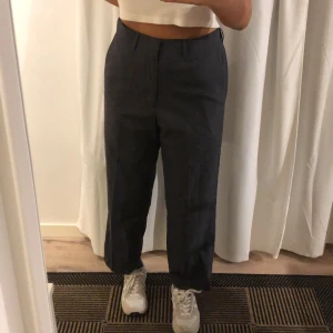 Mörkgråa kostymbyxor - Mörkgråa kostymbyxor! Köpt på second hand samt aldrig använd💖 köparen står för frakt!