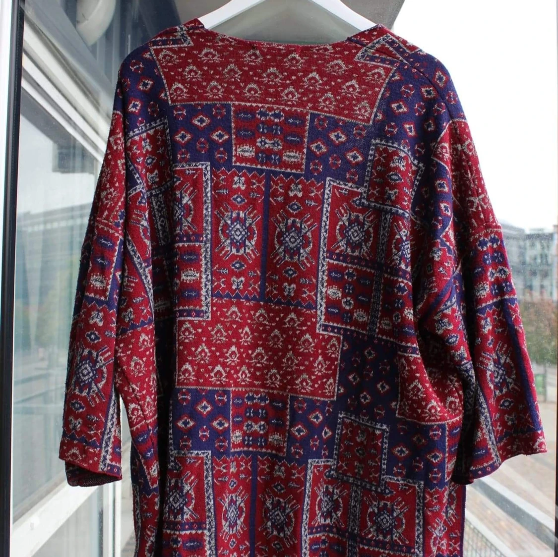 Vinröd, mönstrad kofta - 90