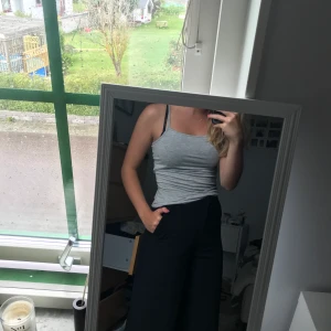 Fint vanligt linne från hm - Fint vanligt linne från hm i bra skick. Säljes för blivit för smått. Pris kan diskuteras. Köparen står för frakt. Kan mötas upp i Lund.