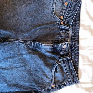 Jeans - Är storlek 27/30. Är lite långa på mig som är 160. Svartare än de ser ut på bilderna. Är köpta på weekday för 500 kr:) köpare står för frakt