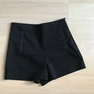 Kostymshorts - Shorts i material som kostymbyxor. SÅÅ snygga! Knappt använda. Säljer pga har blivit för små. Priset kan diskuteras. Köparen står för frakten. Kan möta upp i lund