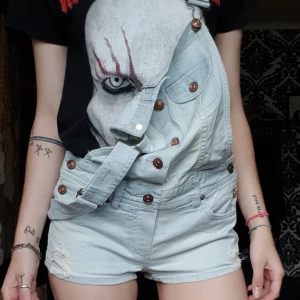 Hängsle shorts - Mjukt jeans tyg. Aldrig använda. Pris är ink frakt