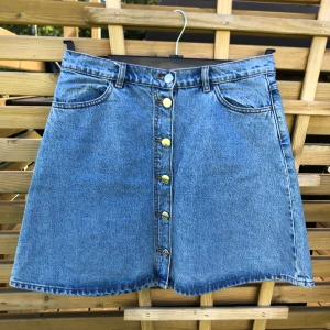 Jeanskjol - MONKI - Jeanskjol från Monki med knappar, storlek 42. Liten i storleken så för mig med en större L är den tyvärr för liten. Frakt ingår! 