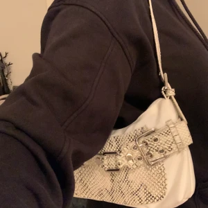 Väska - Söt väska köpt second hand! Jätte bra skick! Möts upp i stockholm eller så står köparen för frakten!