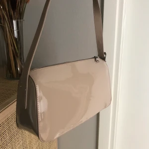 Väska beige  - Oanvänd beige axelremsväska  Storlek: 14x26 cm 