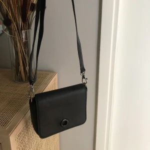 Väska svart - Svart crossbody bag Storlek: 12x17 cm