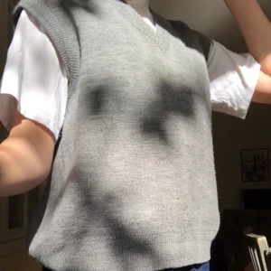 Slipover - En grå slipover gjord av lamull.