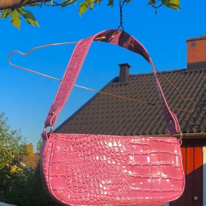 rosa axelväska - säljer denna supersöta väska! använder den inte alls ofta men den är fortfarande en av mina favoriter. passar till det mesta! frakt ingår ej i priset💖
