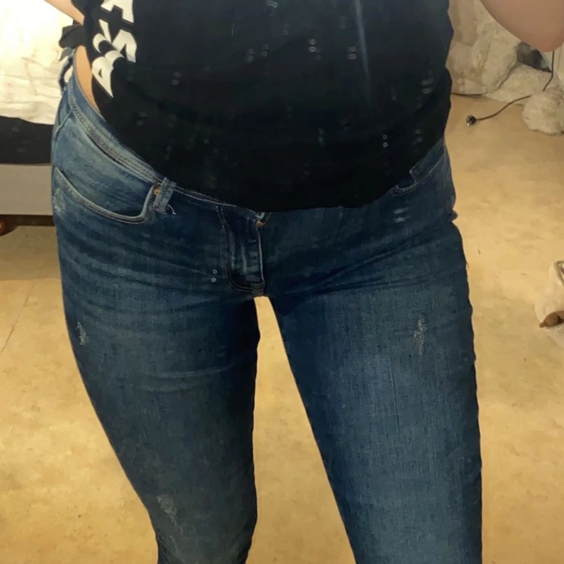 mörk blåa jeans  - 90