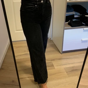 Raka svarta jeans  - Storlek 36/38