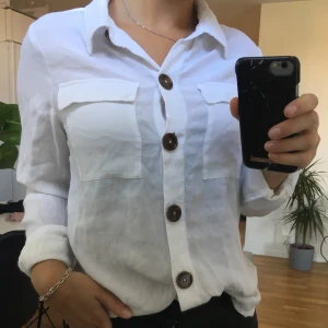 Skjorta från bikbok - Snygg vit skjorta från bikbok i storlek xs. Bra skick. Kan mötas upp i Skövde eller Hjo. Skickas mot fraktkostnad.
