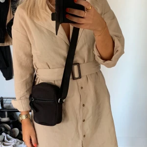 Väska  - Säljer denna svarta lilla väska från H&M. 