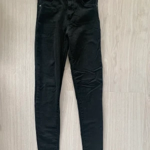 Levis  - Grå/svart. Jeans i bra skick. Stretchig modell