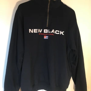 New Black collegetröja marinblå - Marinblå collegetröja från New Black, väldigt gott skick, mjuk och mysig. Använde som oversize (jag har S), strl L. Möts upp i stockholm eller så står köparen för frakt! 😍✨ Originalpris låg på ungefär 1000 kr.