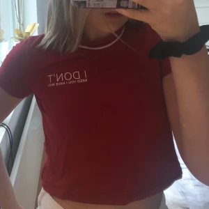 Röd croptop - En röd croptop med tryck, aldrig använd. Frakt ingår inte i priset😊