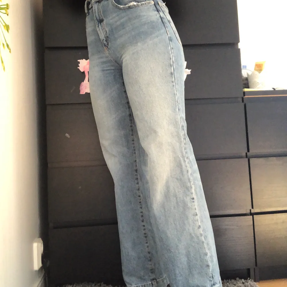 Mina favvojeans från Garage🥺 köpta i USA i vintras men har tyvärr växt ur dom😭 Supertrendiga, storlek 03 skulle uppskatta till 25/26 midja. Jeans & Byxor.