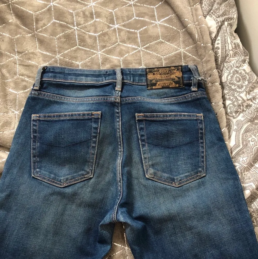 Jeans från crocker!! För små för mig, och när jag dragit upp byxorna har det blivit hål (se bild 3) där man sätter in skärpet! Modell: Janice. Waist:26 Length: 32. Jeans & Byxor.