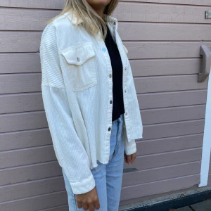 Zara jacka - Jätte fin vit jacka från Zara! Kan både mötas upp i stockholm eller frakta (köparen står för frakten)💕