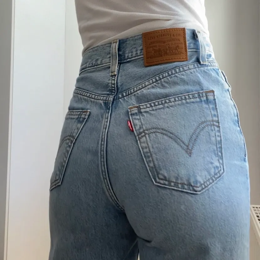 Superfina ljusblå jeans i modellen ribcage wide leg från Levi’s, jag är 170 lång, köpare står för frakt🥰🥰. Jeans & Byxor.
