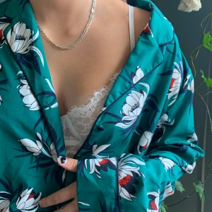 Cool blus - Svincool blus med mönster! Köpt på h&m för 300 tror jag! Som ny! Aldrig använd! Skitsnygg att styla uppknäppt med en fin bh under, smycken och jeans! Köpare står för frakt! Swish! 