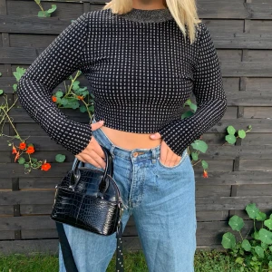 Tröja från & other stories - Svart snygg festtopp med silvrigt mönster och krage. Passar storlekar XS - L. Två första är storlek M och den sista är S. Använd 2 gånger. Från & other stories. Köpare står för frakt. 💕 Endast swish!