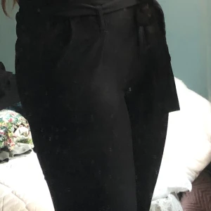 Paper bag byxor  - Är för små för mig nu men har använt några gånger.  Ja mitt rum är väldigt smutsigt