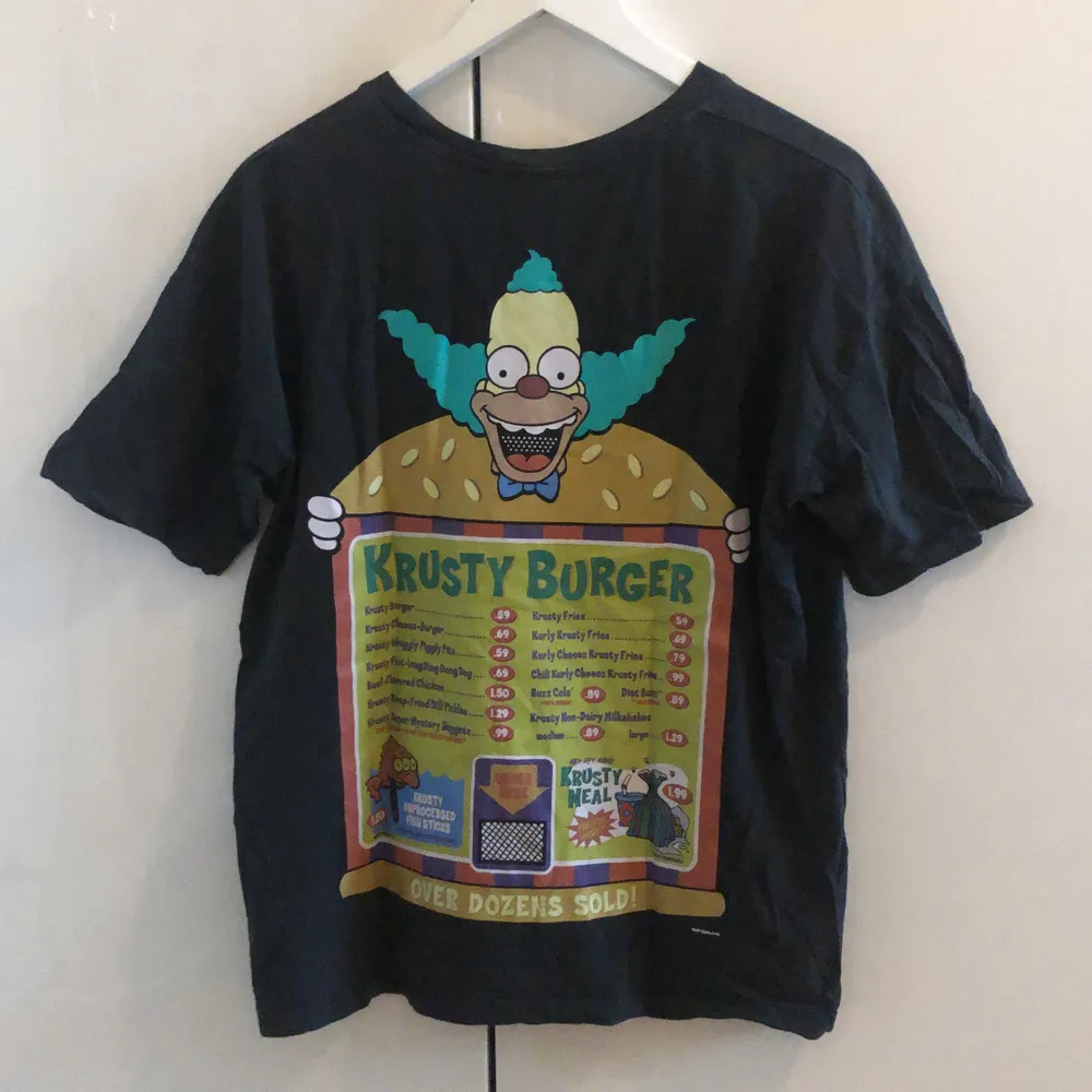 Skit cool oversized tröja med Simpsons tryck från mango! Stort tryck på ryggen & litet tryck på framsidan. Väldigt sparsamt använd. Betalning sker via swish(köparen står för eventuell frakt, eller mötas upp!)💞💞. T-shirts.