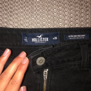 Hollister kjol - Svart Hollister kjol, nypris 600 kr✨ Har tyvärr blivit för tight över höfterna för mig därför har jag valt att sälja den😇 200 kr + frakt